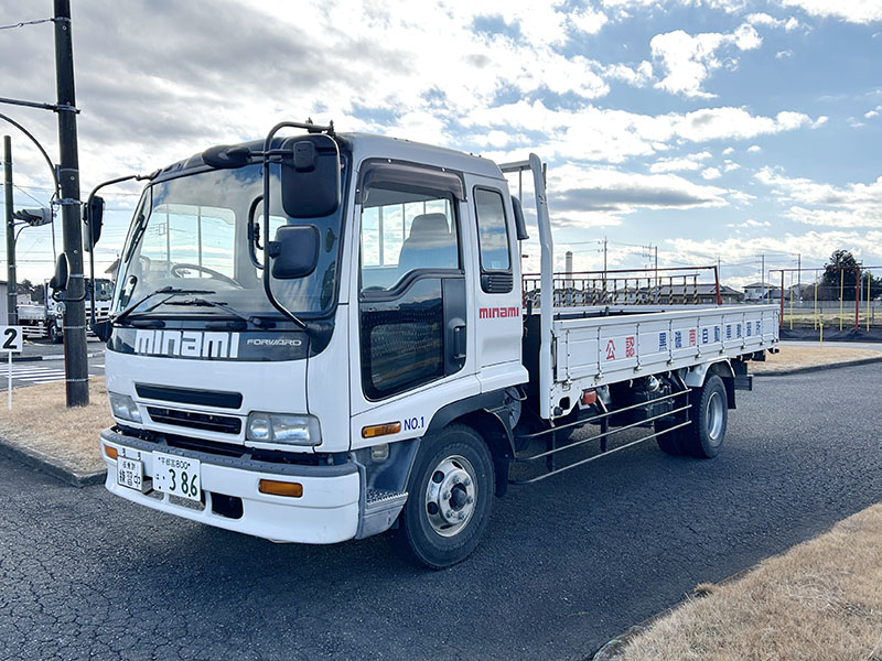 写真：中型自動車